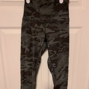 Lululemon 23 inch align crop in camp, size 2
